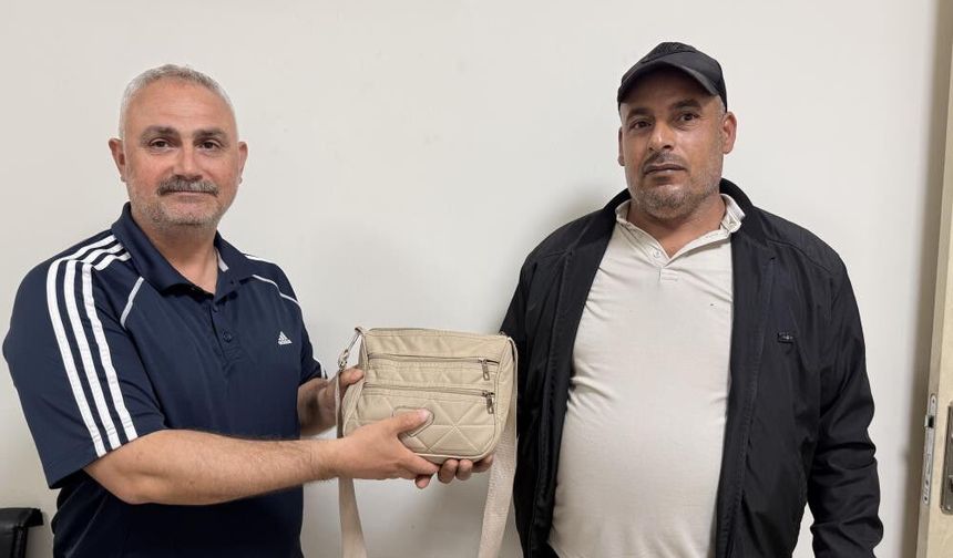 Emekli polis bulduğu içinde 250 bin TL'lik döviz olan çantayı sahibine teslim etti