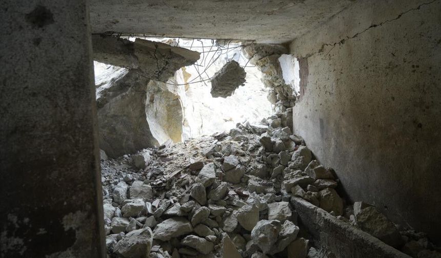 Dağdan kopan dev kaya parçaları ahıra düştü