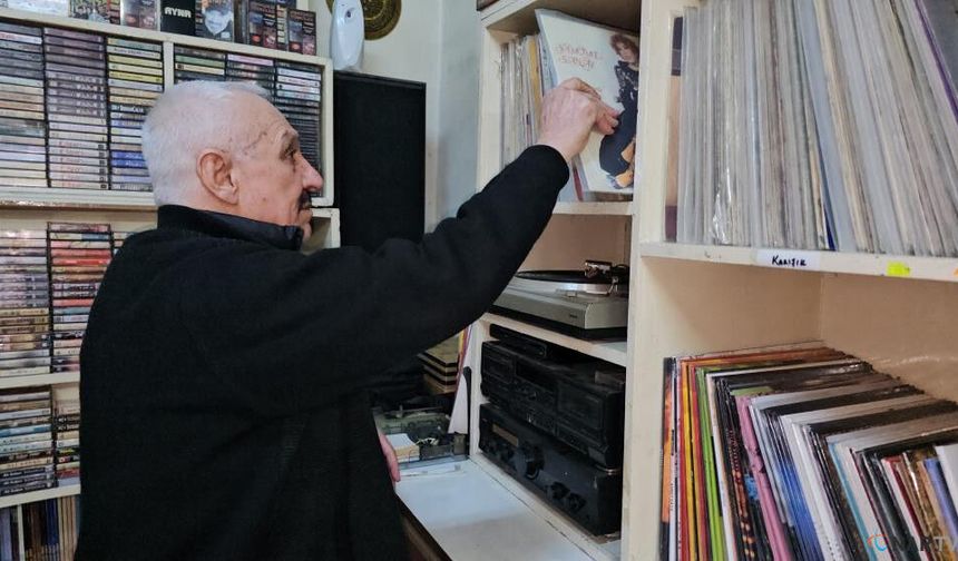 Teknolojiye direndi: 50 yıldır plak ve kaset satıyor