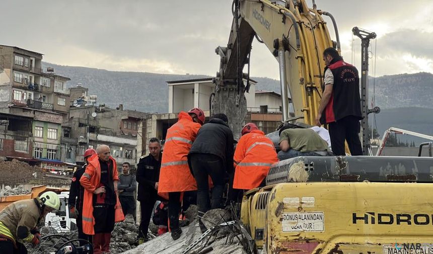 Kahramanmaraş'ta yıkım sırasında operatör enkaz altında kaldı