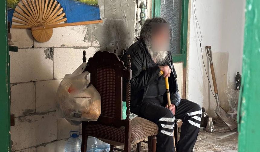 Çöp evin altından dram çıktı: "Bir senedir dışarı çıkmıyorum"