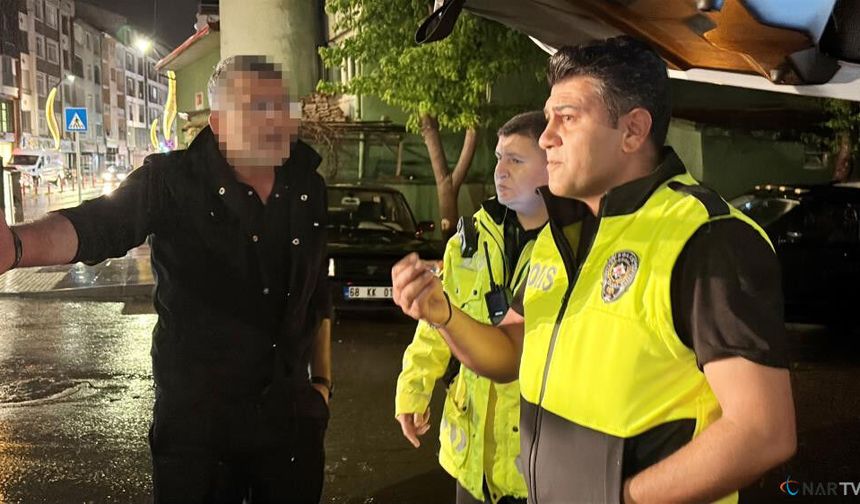 Polisin yağmur altında alkollü sürücü ile imtihanı kamerada