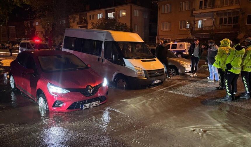 Önlem alınmadı, yağmurda çöken yolda araçlar çukura girdi