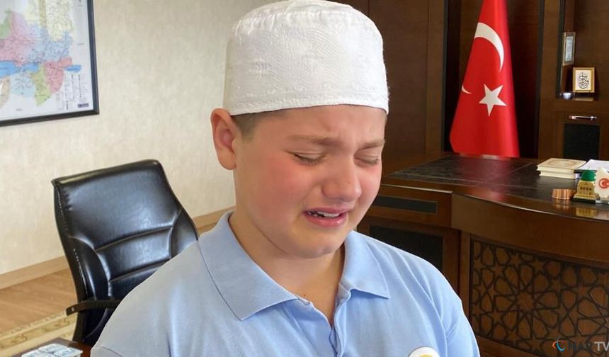 Birlikte hafız olduğu annesine gözyaşlarıyla teşekkür etti