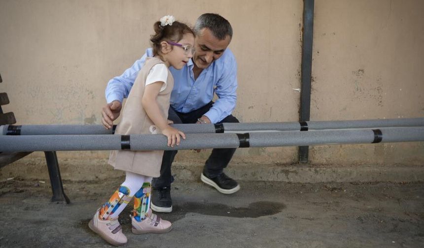 Kızı için su borularından yürüme bariyeri yaptı