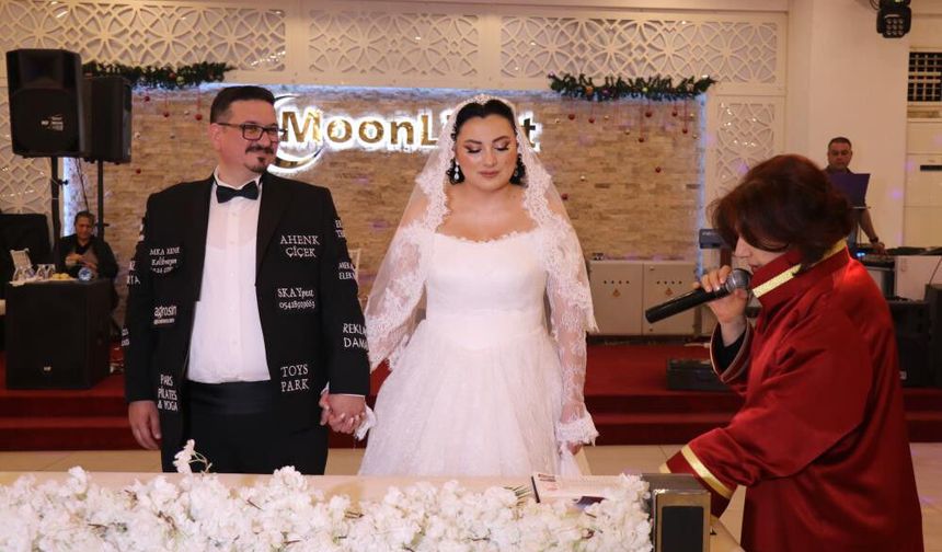 Düğün masrafını düşürmek için damatlığını reklam panosuna çevirdi