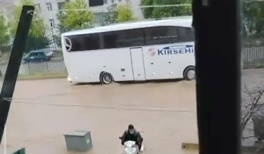 Selde Korku Dolu Dakikalar! Yaşlı Adam Son Anda Kurtarıldı