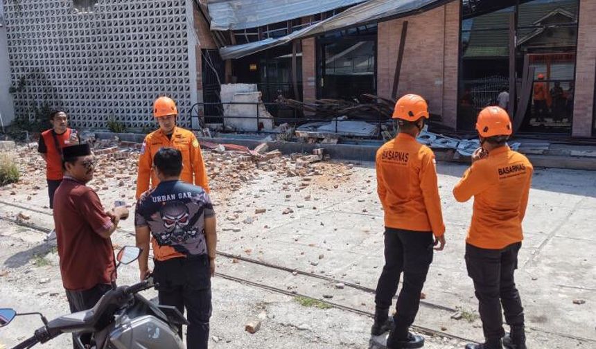 Endonezya'da 6.7 büyüklüğünde deprem anı kamerada