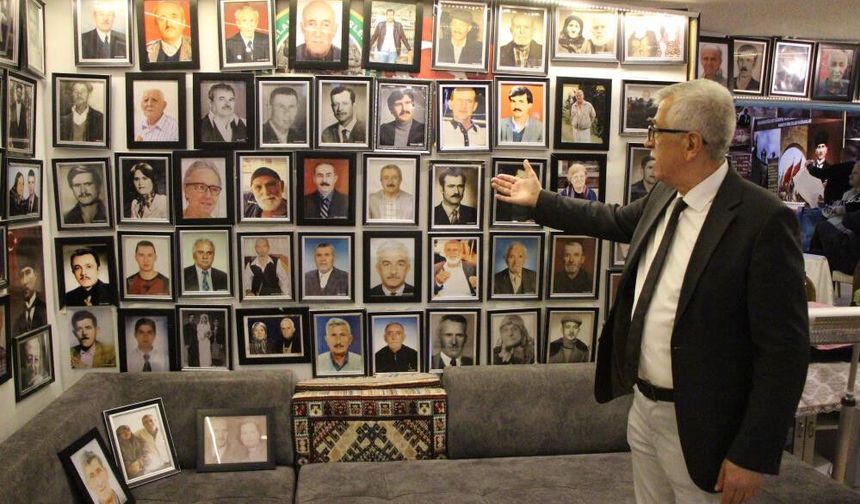 Derneğin duvarlarını kaplayan ilginç koleksiyon