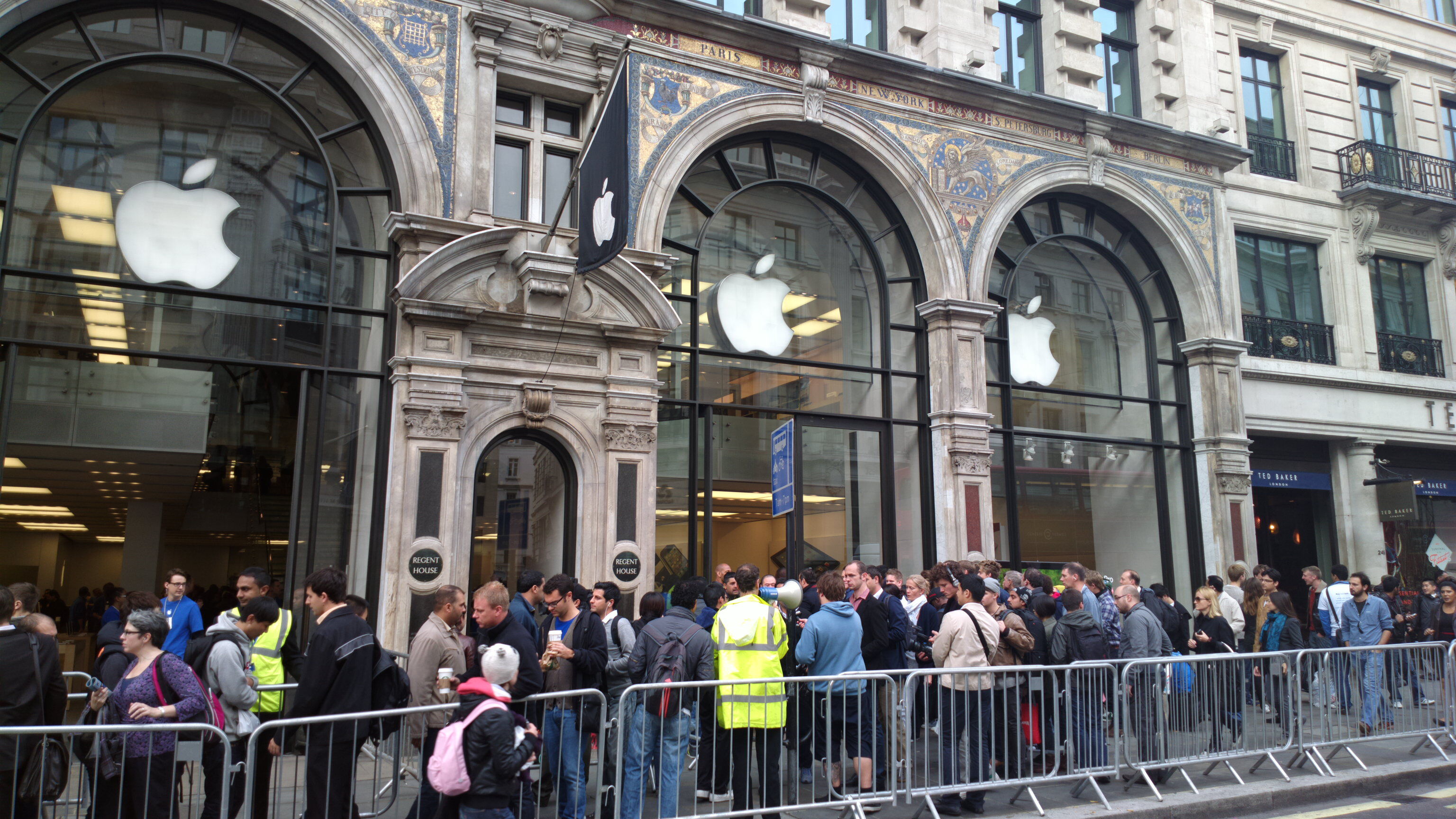 Очереди у Apple Store: как стартовали продажи iPhone 18 Pro