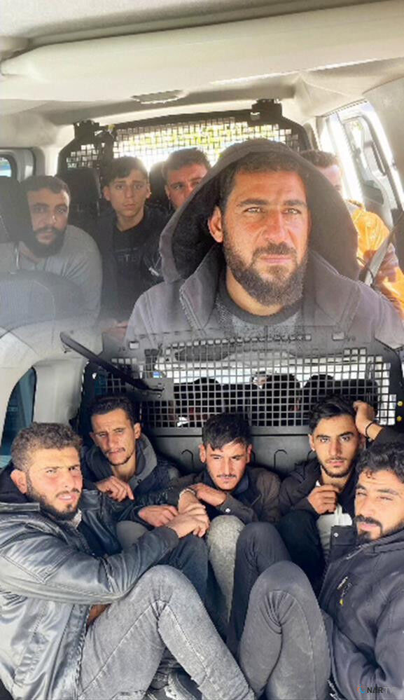 Aracıyla tıka basa göçmen taşıyan insan taciri tutuklandı.